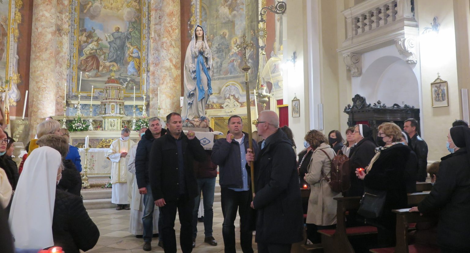 Svečanim misnim slavljem i procesijom s Gospinim kipom proslavljena Gospa Lurdska kod jezuita