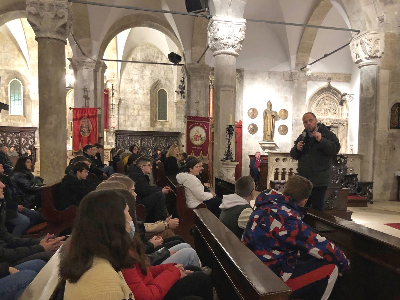 Don Mihovil Kurkut susreo se u Korčuli s krizmanicima i njihovim roditeljima