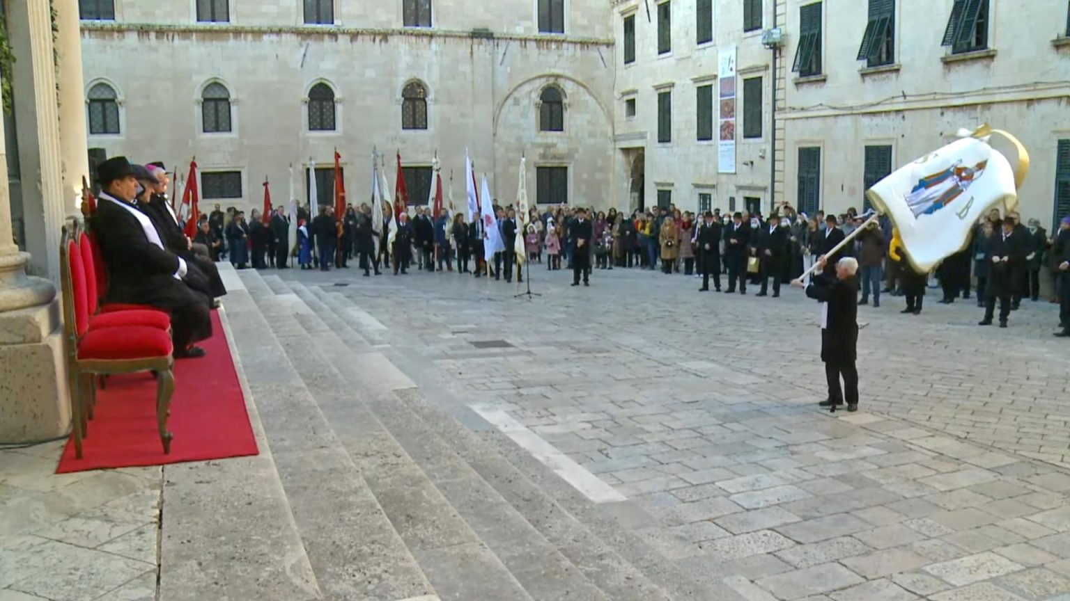 Izvijanje barjaka pred katedralom uz pljesak podrške barjaktarima