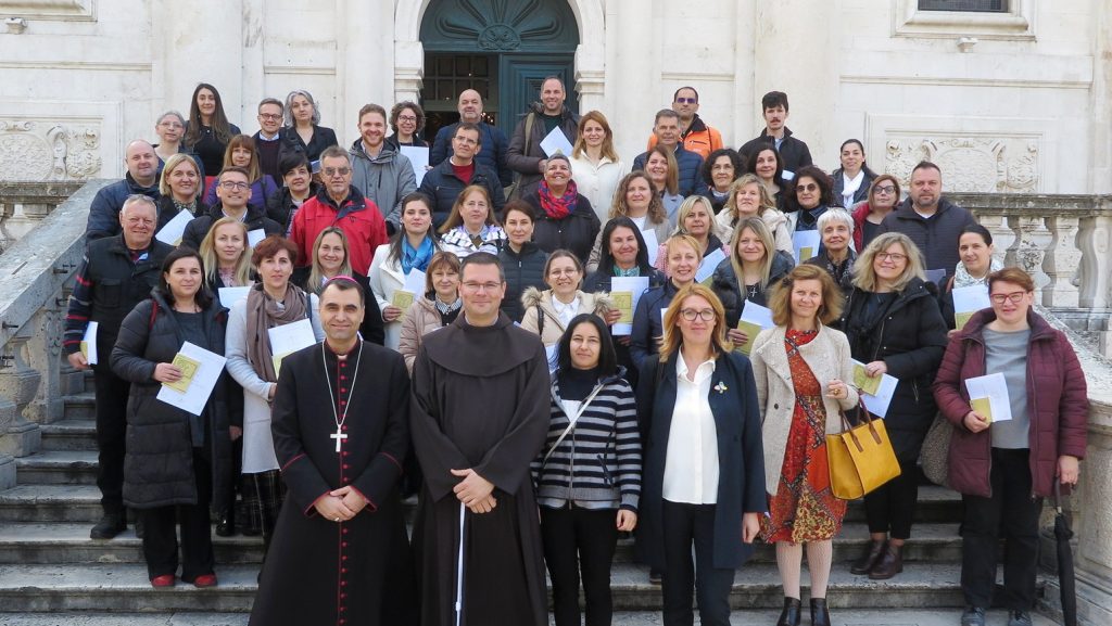 Prva generacija liturgijskih čitača Dubrovačke biskupije završila program i dobila potvrde