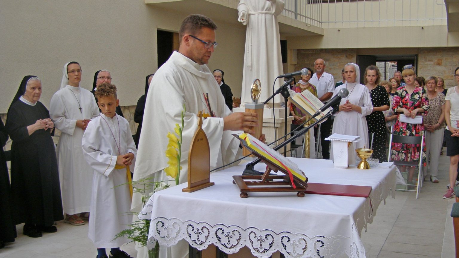 Vjernici iz Vela Luke hodočastili na drugi dan devetnice u Blato