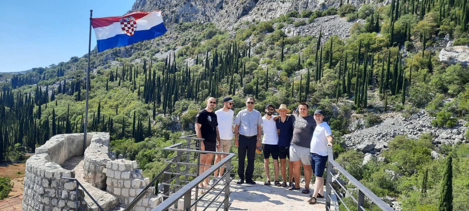 Susret dubrovačkih bogoslova s biskupom