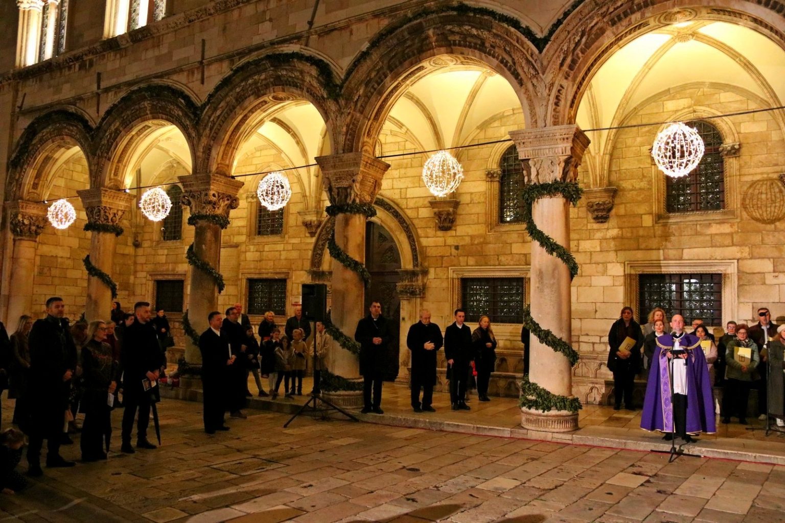 Drugu adventsku svijeću upalio zadarski nadbiskup Želimir Pujić