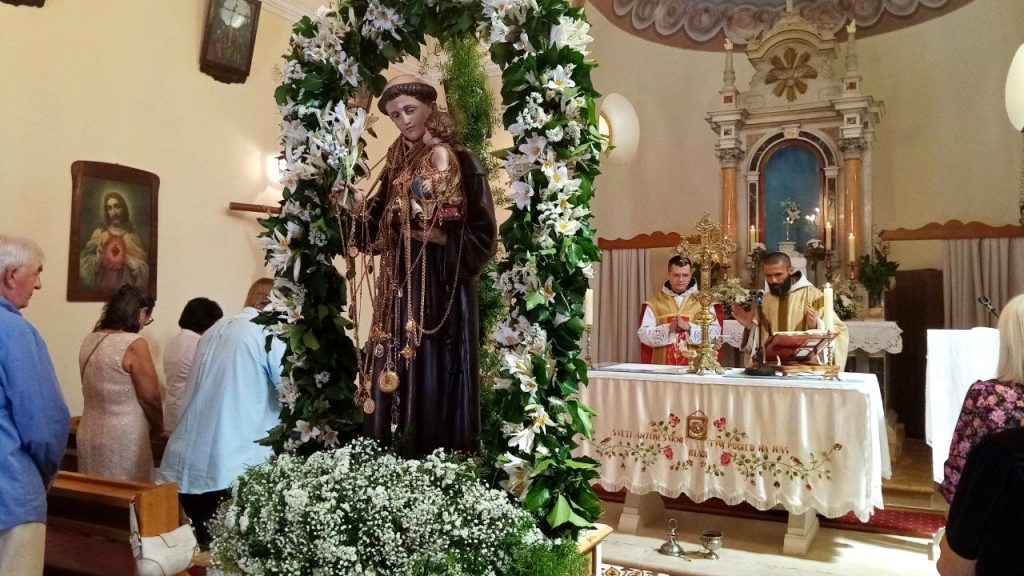 Duba Pelješka: Blagoslov obnovljenog kipa sv. Antona