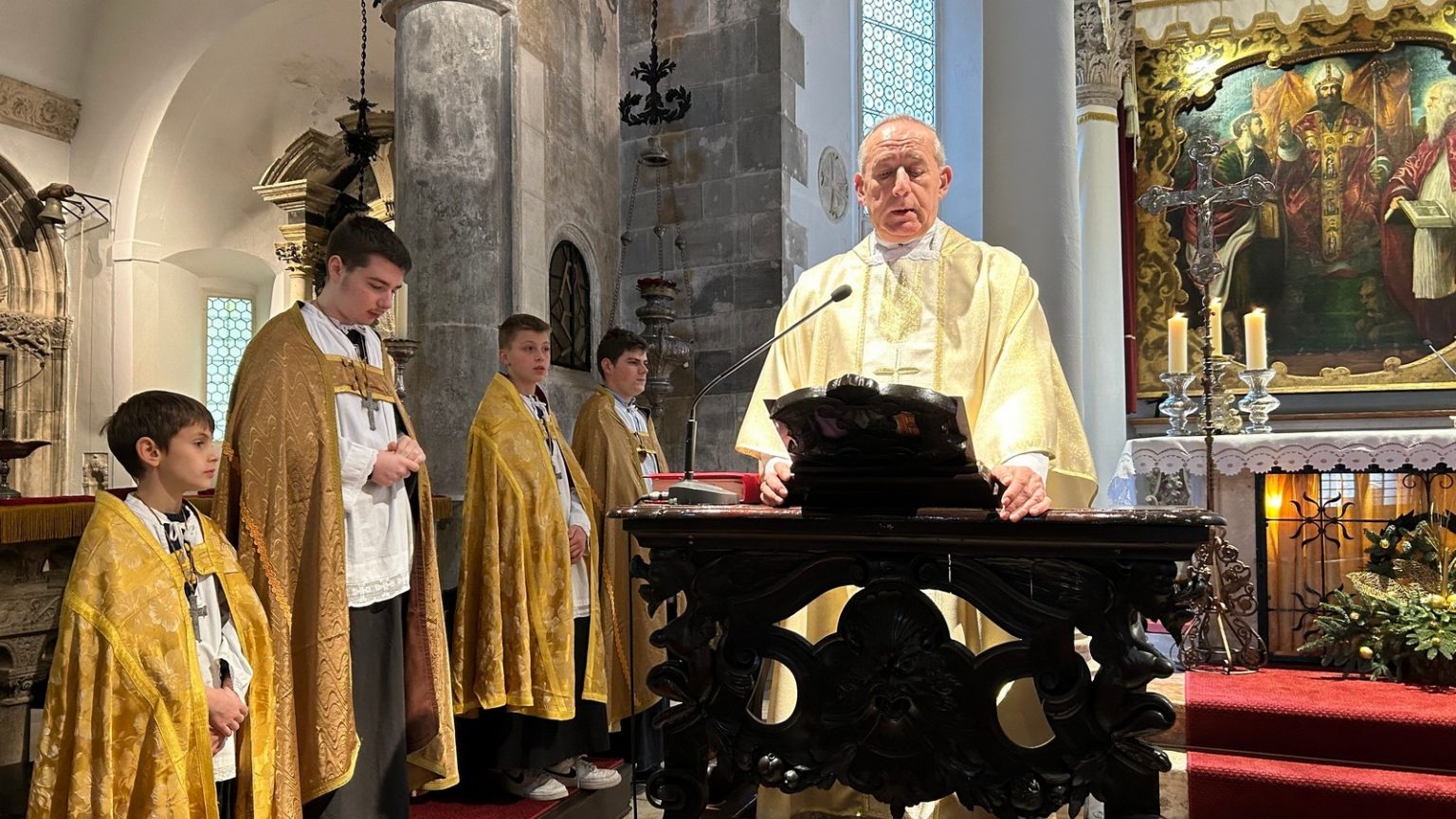 Božić u Korčuli: Kao što je Isusu mjesto u jaslicama, tako mu je mjesto i u našim srcima