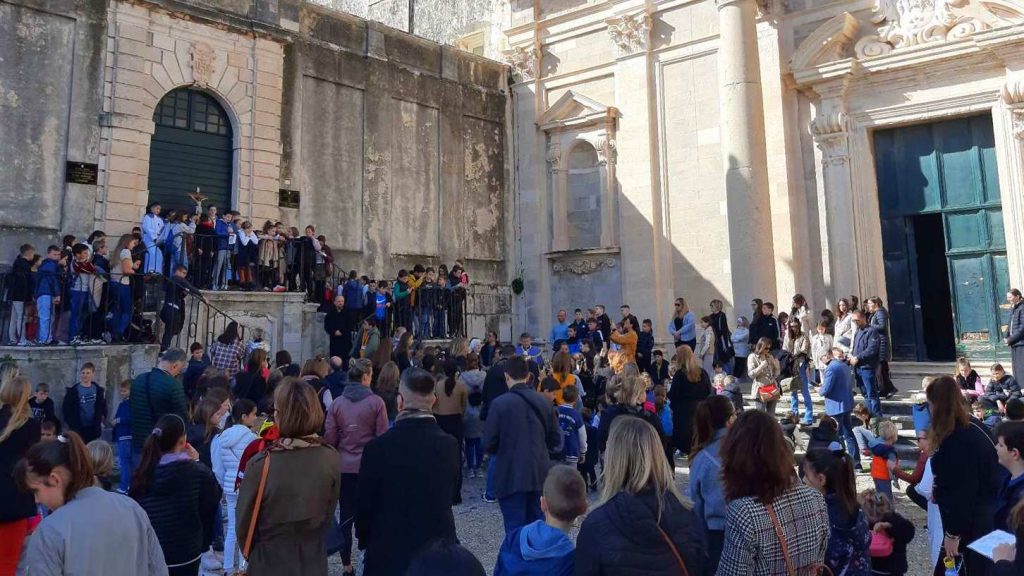 Dubrovačka djeca u korizmi sudjelovala na dječjem križnom putu ulicama Grada