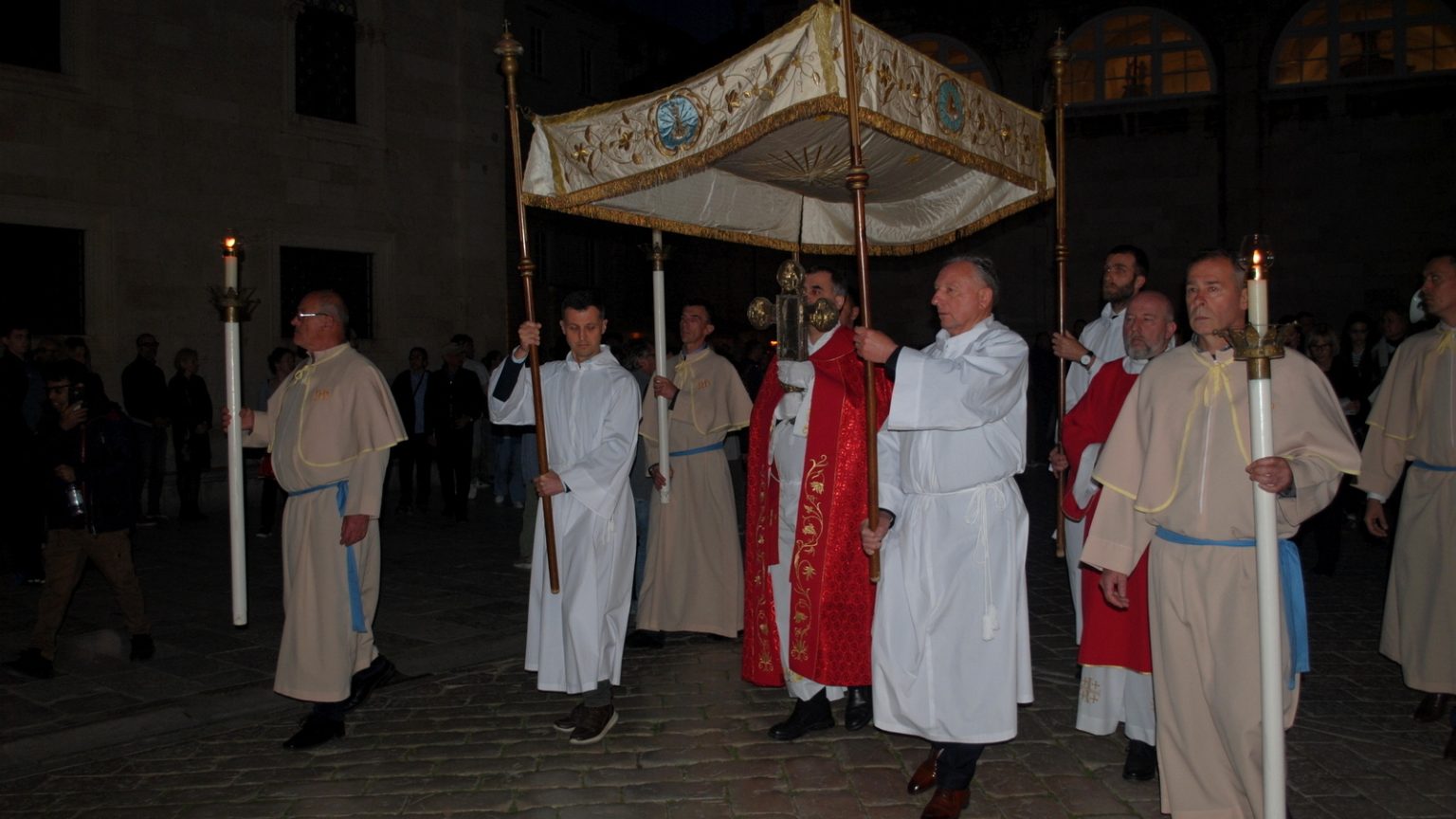 Obredi Velikog petka s procesijom kroz Grad