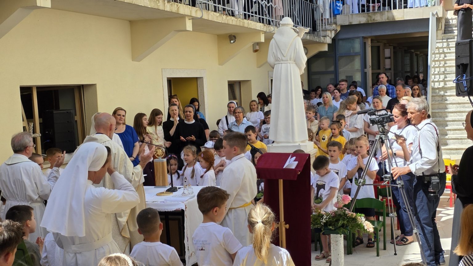Blato: Na susretu vrtića „Marija Petković“ sudjelovalo šezdesetak djece iz šest gradova
