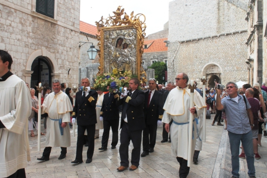 Procesija Ulicom od puča i Stradunom s Gospom od Porata