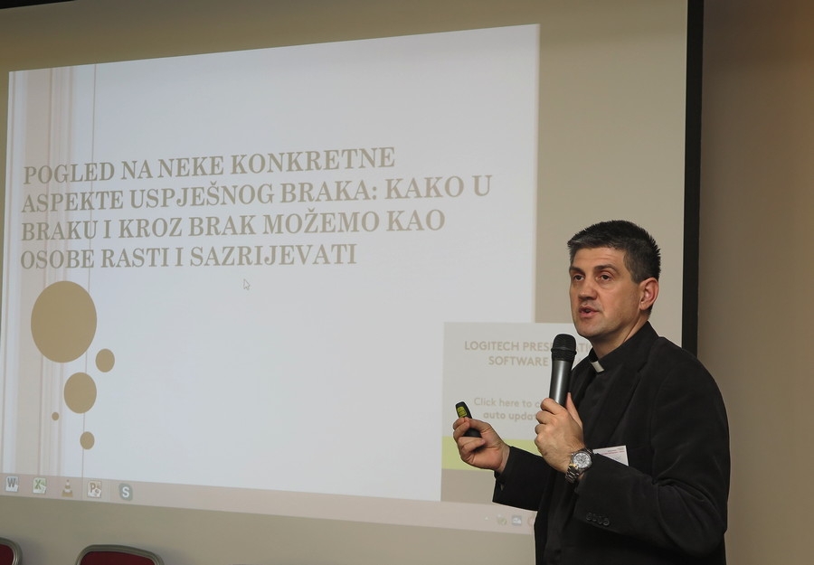 Na 10. Obiteljskoj školi don Stanko Lasić svjedočio o obiteljskom pastoralu u biskupiji